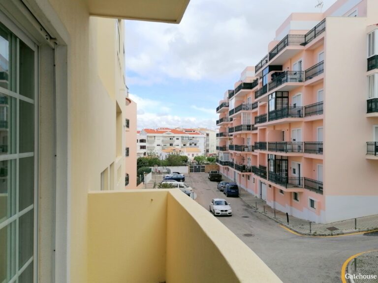 2 Bed Apartment Close To The Beach in Quarteira Algarve