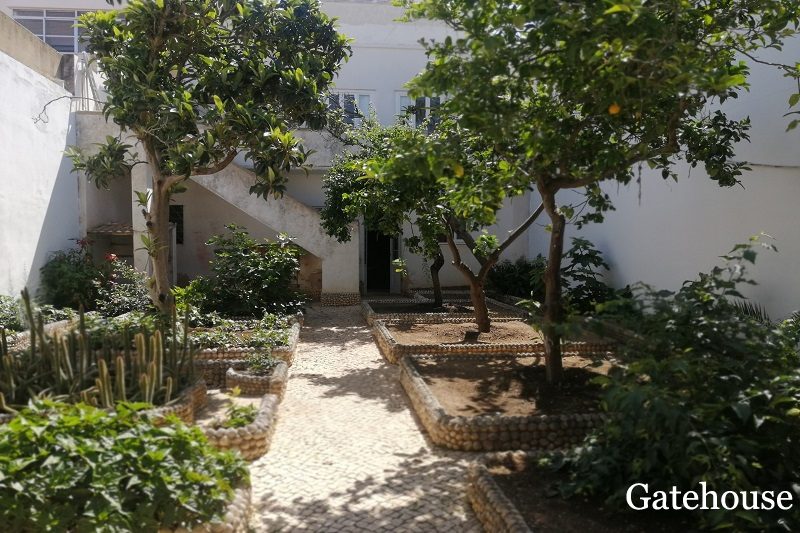 4 Bed Traditional Townhouse In Portimao Centre Algarve 1