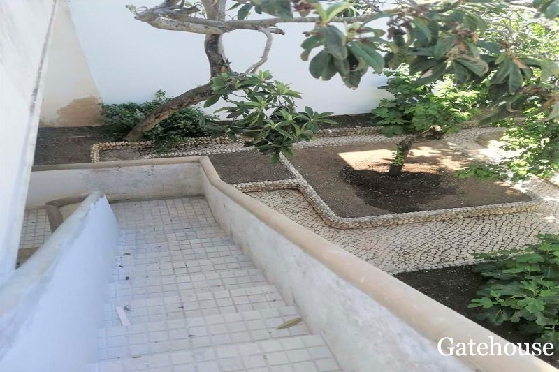 4 Bed Traditional Townhouse In Portimao Centre Algarve 32