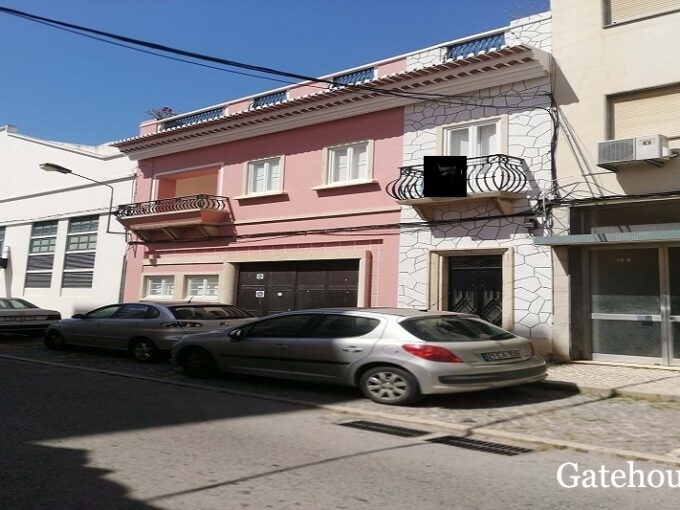 4 Bed Traditional Townhouse In Portimao Centre Algarve 0 1 680x510 1