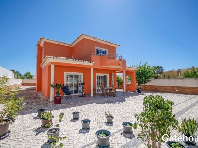 4 Bed Villa In Porto do Mos Lagos Algarve For Sale