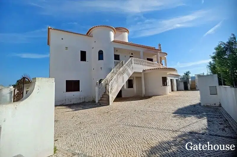 Villa-For-Sale-Near-Senhora-da-Rocha-In-Porches-Algarve90-transformed