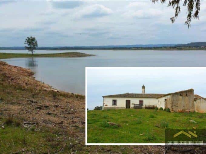 Alentejo-Bauernhaus zur Renovierung mit 2 km Seeufer