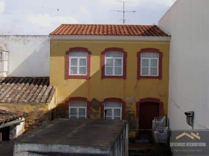 Central Tavira Maison de ville de 4 chambres à rénover dans l'est de l'Algarve 1