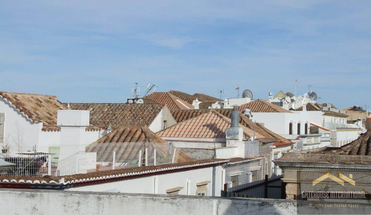4 Bed Townhouse with Roof Terrace and Garage In Tavira Centre 00