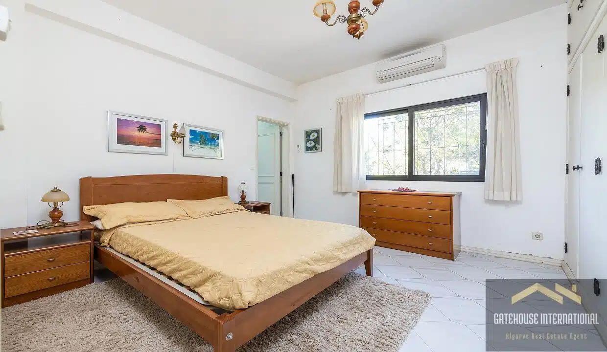 4 Bed Villa For Sale With Annexe And Distant Sea View In Santa Barbara de Nexe 10