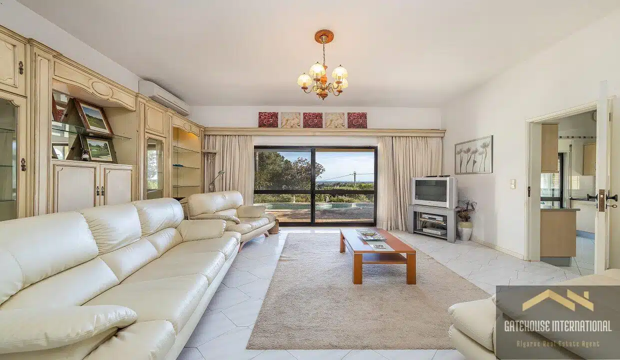 4 Bed Villa For Sale With Annexe And Distant Sea View In Santa Barbara de Nexe 9