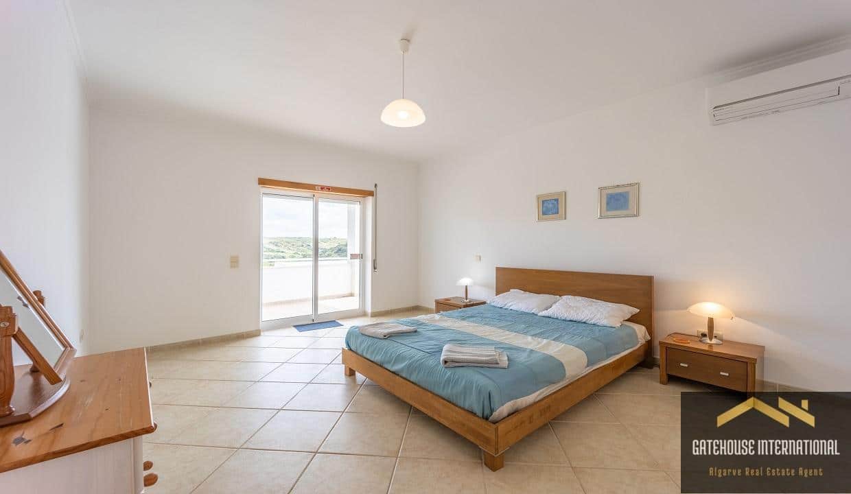4 Bed Villa With Pool & Views In West Algarve 00