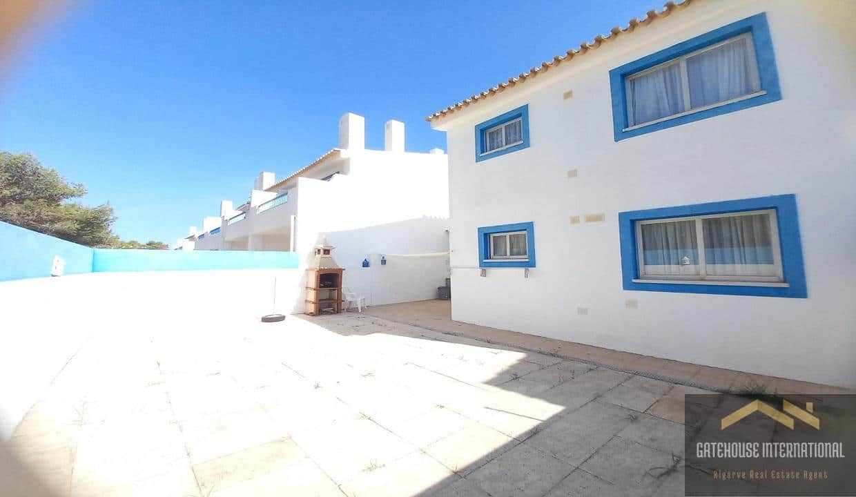5 Bed Townhouse With Garage Close to Salema Beach West Algarve 00