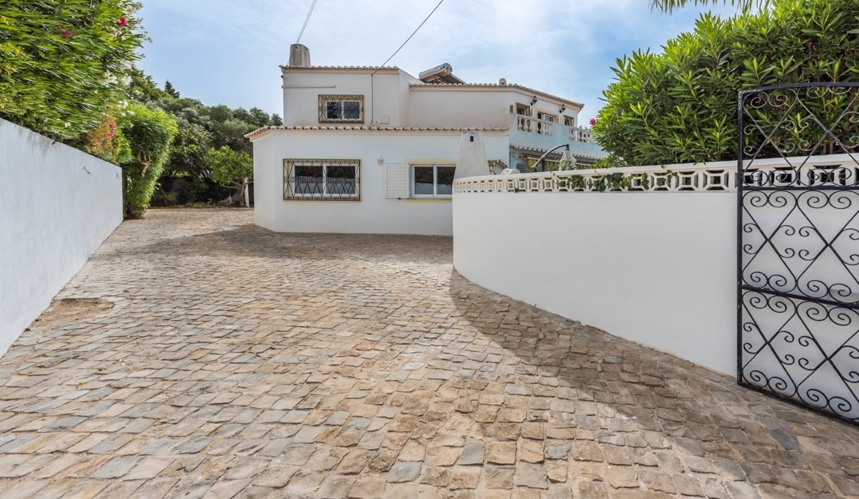4 Bedroom Villa For Sale In Praia da Luz Algarve 45