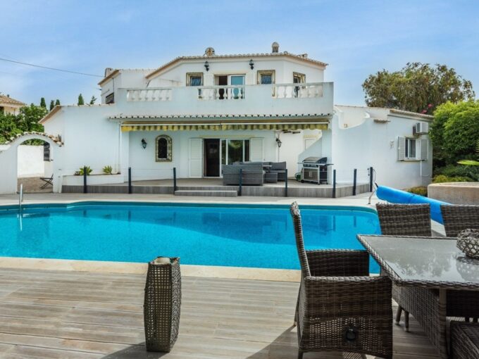 Villa de 4 chambres à vendre à Praia da Luz Algarve