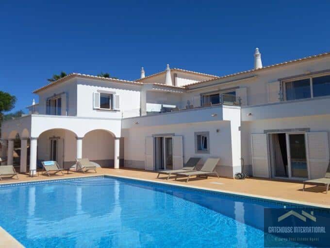 Villa med 5 soveværelser til salg på Santo Antonio Golf Resort i det vestlige Algarve