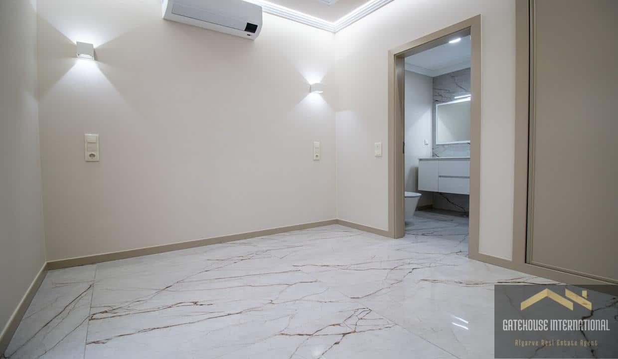 5 Bed Apartment In Portimao Algarve 00