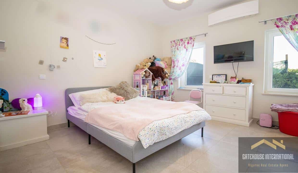 5 Bed Villa With Guest Annexe In Lagoa Algarve 00