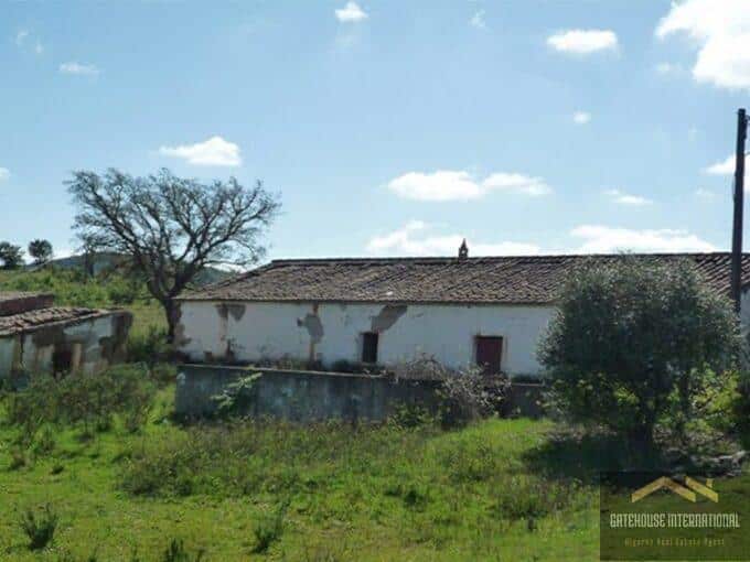 Farmhouse With 10 Hectares For Renovation In Central Algarve
