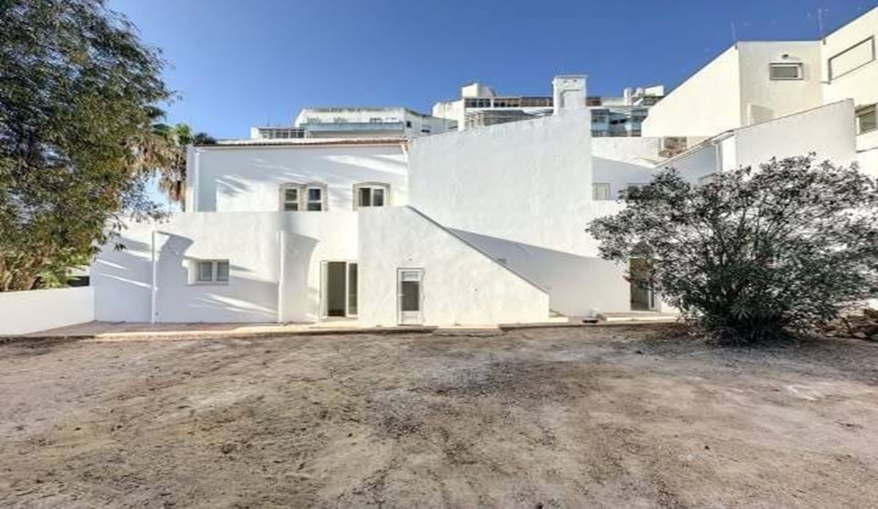 4 Bed Renovated Property In Portimao Algarve2