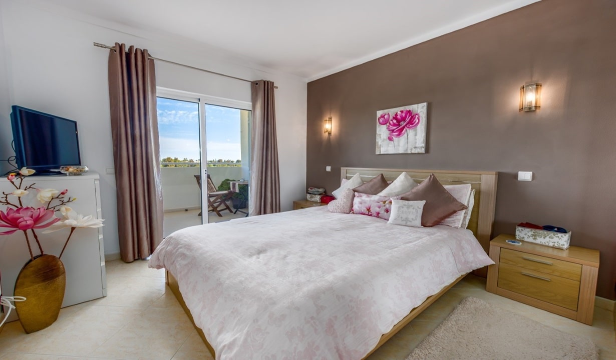 2 Bed Apartment In Alvor Algarve 76