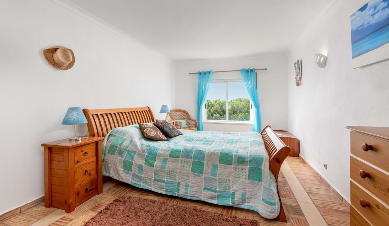2 Bed Sea Front Apartment In Praia da Luz Algarve8
