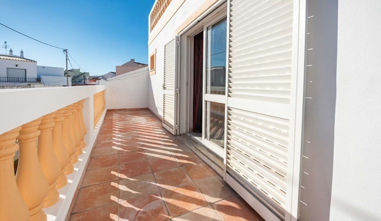 2 Bed Villa With a River View For Sale in Parchal in Lagoa12