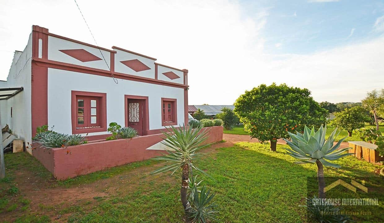2 Bedroom Traditional Villa For Renovation In Moncarapacho Algarve 0