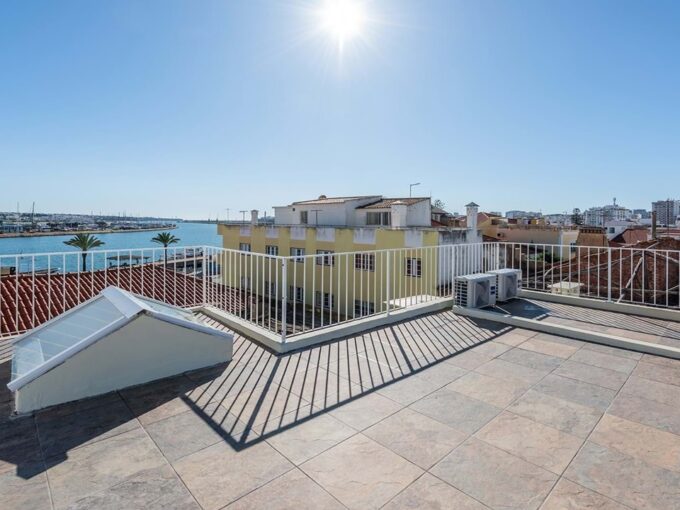 4 sengs hus opdelt i 3 lejligheder i Portimao Algarve 444