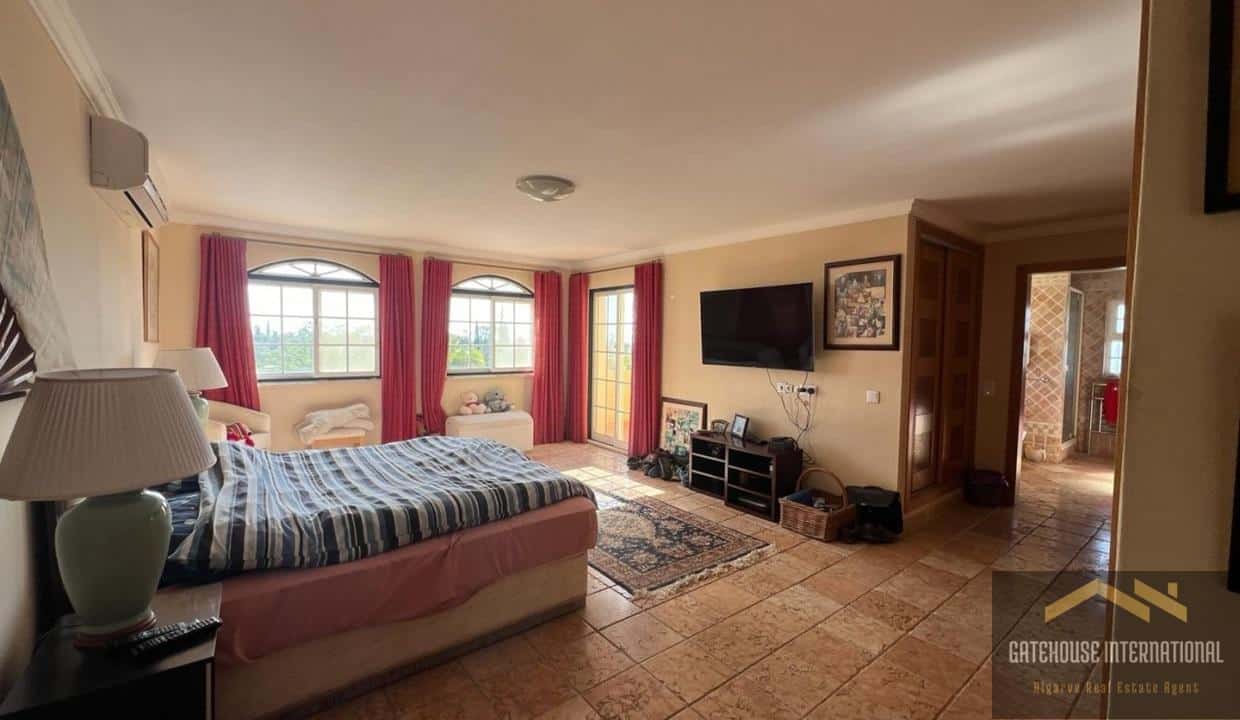 6 Bed Villa With Guest Annexe & Pool & Tennis Court In Santa Barbara de Nexe Algarve 00