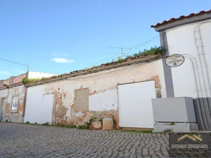 Casa Adosada en Ruinas de 3 Dormitorios para Renovar en Loule Centro Algarve