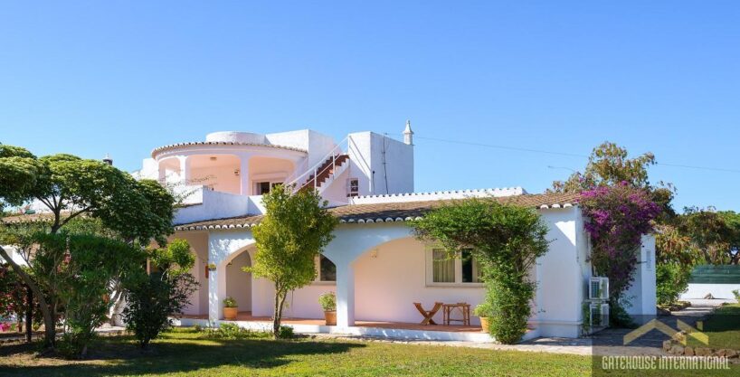 Detached 4 Bed Villa With Pool in Senhora da Rocha Porches Algarve1