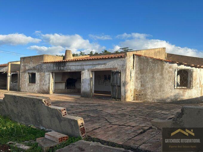 Fritliggende villa til renovering med 8400m2 i Luz West Algarve9