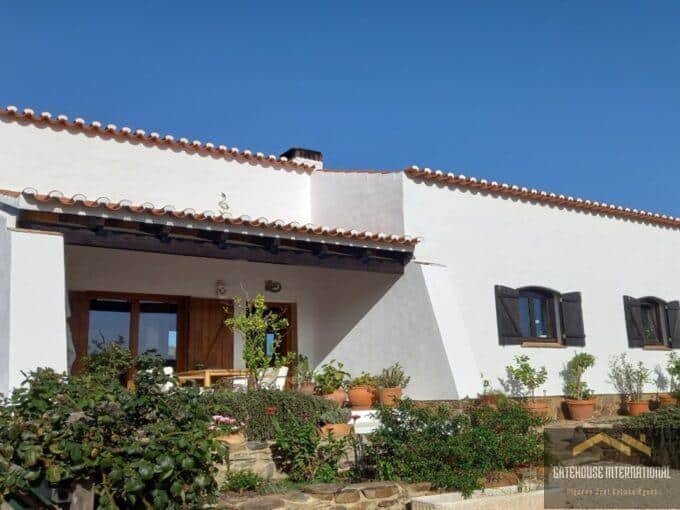 Boerderij met 3 slaapkamers en 9500m2 in Budens West-Algarve