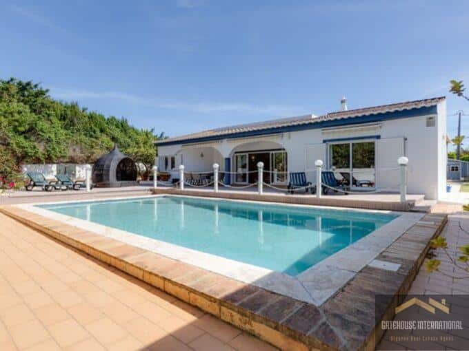 Gelijkvloerse villa met 3 slaapkamers in Montinhos Da Luz, West-Algarve
