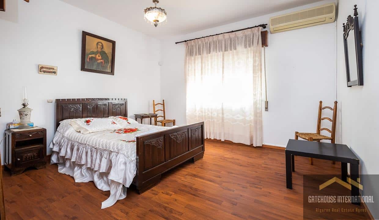 3 Bed Traditional Villa For Sale In Bordeira Santa Barbara de Nexe (32)