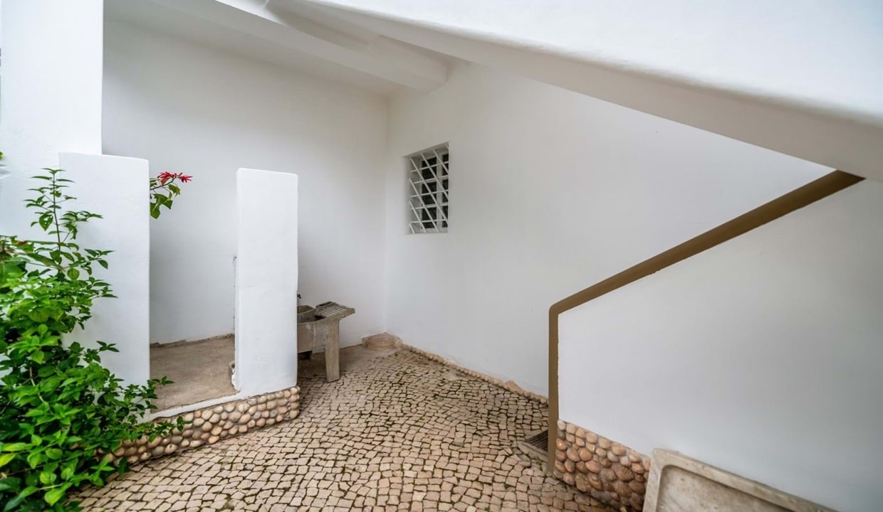 4 Bed Renovated Traditional House In Portimao Algarve8