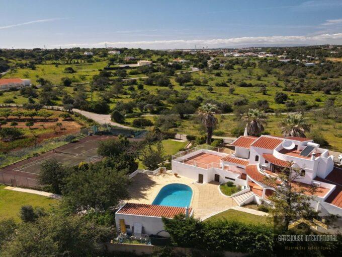 Villa de 4 dormitorios con piscina y cancha de tenis en Albufeira Algarve 9