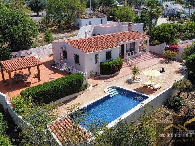 Fritliggende 2 sengs villa plus fritliggende garage og værksted i Sao Bras Algarve 1