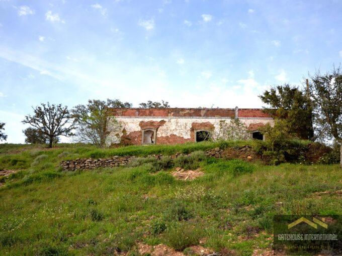 Bondegårdsruin med 5 hektar til salg i Salir Loule Algarve