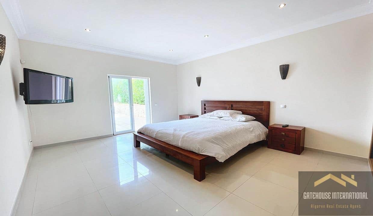 Large 4 Bed 4 Bath Villa in The Village Near Vale do Lobo Algarve 9