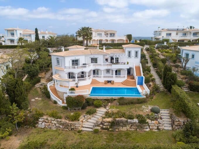 Villa med hav- og golfudsigt til salg i Parque de Floresta Algarve 3