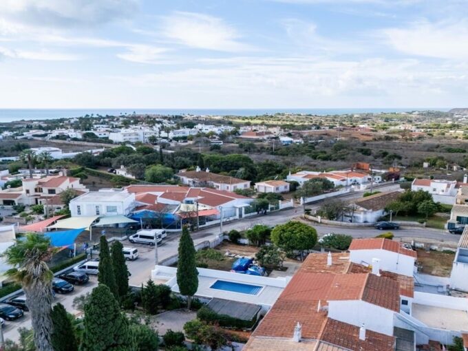 3 Bed House With Pool Near Praia da Luz Beach Algarve 1