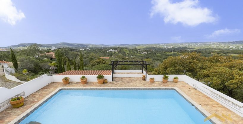 4 Bed Villa In Santa Barbara de Nexe With Fabulous Views 5
