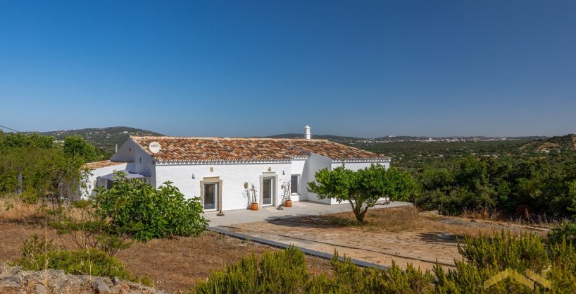 3 Bed Single Storey Villa With Land In Estoi Algarve 2