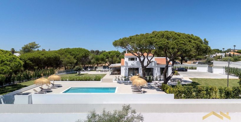 Renovated 5 Bed Villa In Ferrarias South Almancil Algarve 19