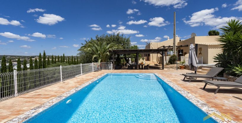 Traditional 3 Bedroom Villa In Loule Algarve 3