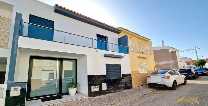 3 Bed Showroom House In Aramcao de Pera Algarve 1