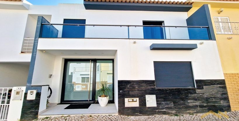 3 Bed Showroom House In Aramcao de Pera Algarve