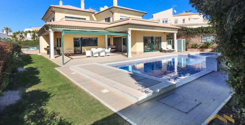 4 Bed Villa Near Albufeira Beach Algarve 1