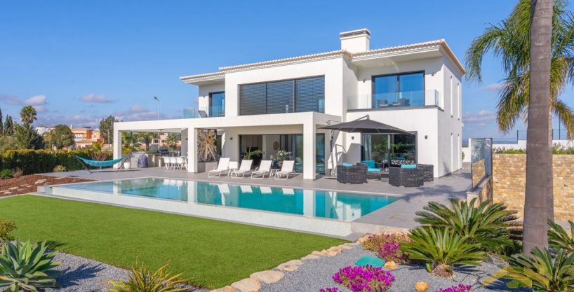 Contemporary 4 Bedroom Villa For Sale In Carvoeiro Algarve 1