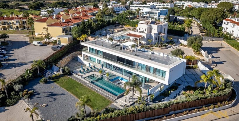 Large 5 Bedroom Beach Villa In Porches Algarve 1