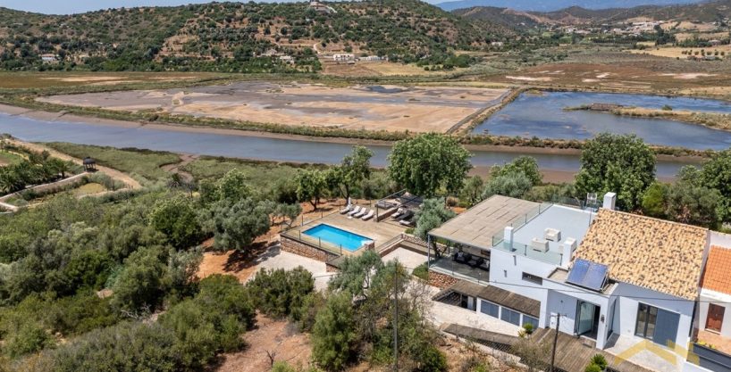 Modern Linked Villa With Arade River Views In Silves Algarve 1