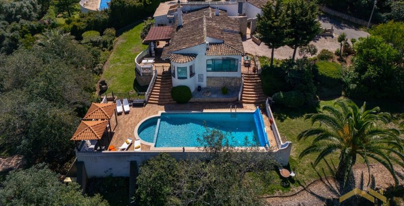 Traditional 4 Bed Villa For Sale In Alvor Algarve 1